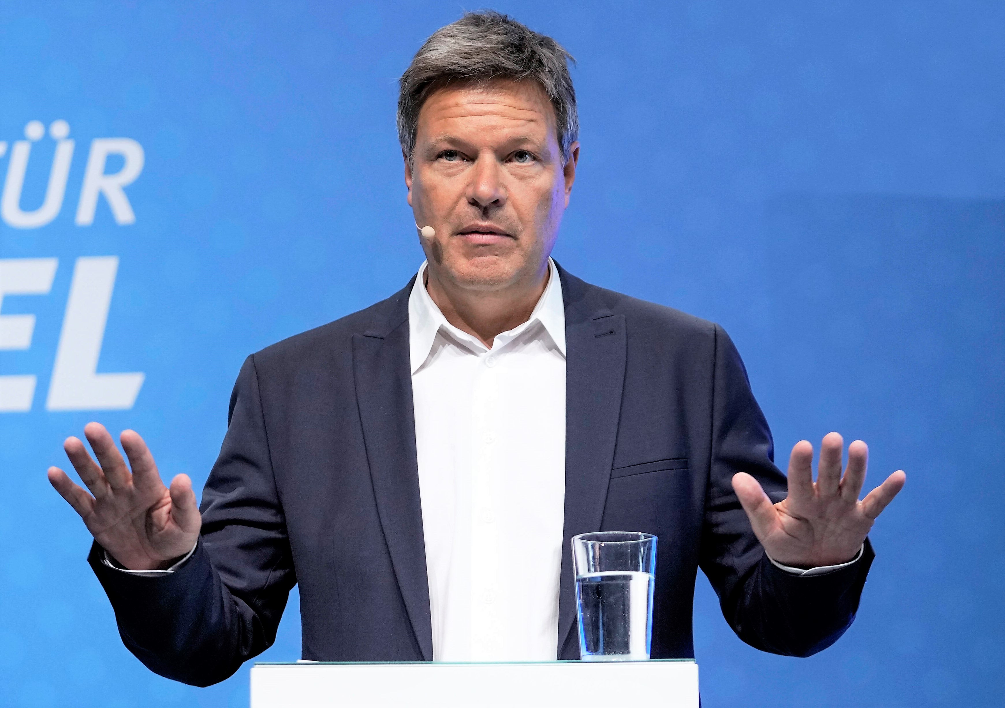 Deutschland verkauft eingespeichertes Gas ins Ausland - mitten in der Gaskrise!