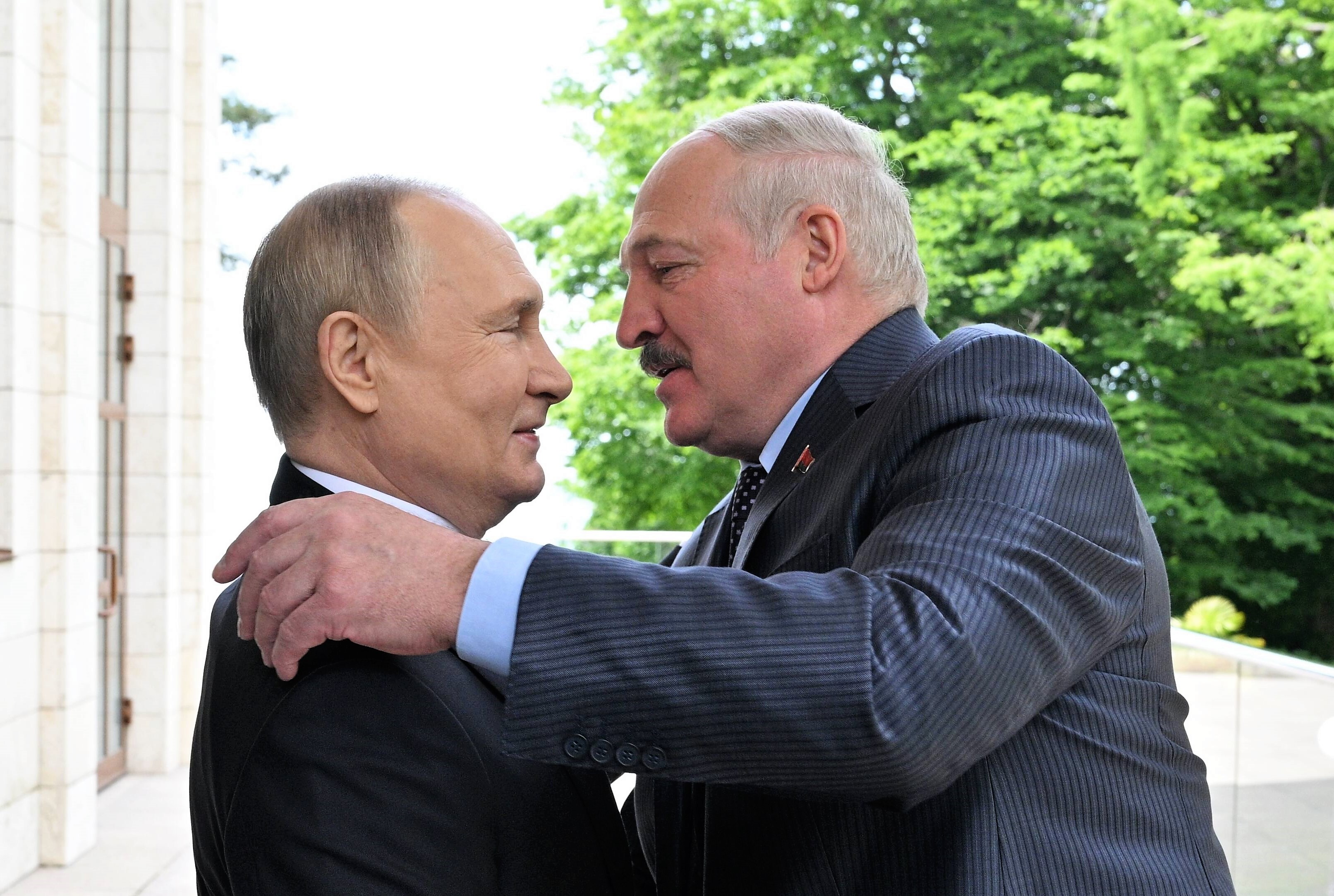 Will Putin Belarus-Diktator Lukaschenko töten? Geheimdienste warnen vor Anschlag!