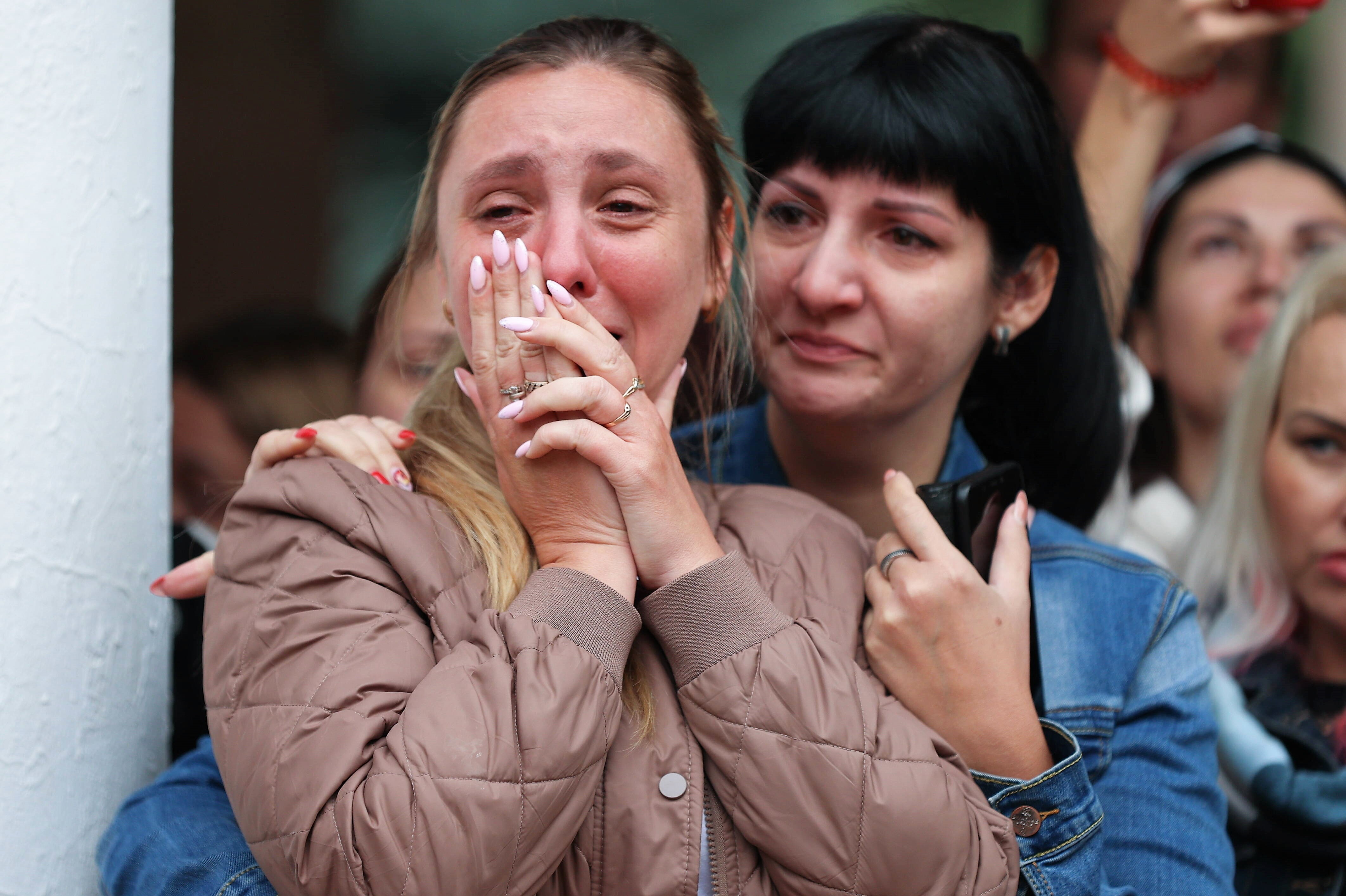 Witwe eines tot aufgefundenen russischen Obersts greift Putin öffentlich an!