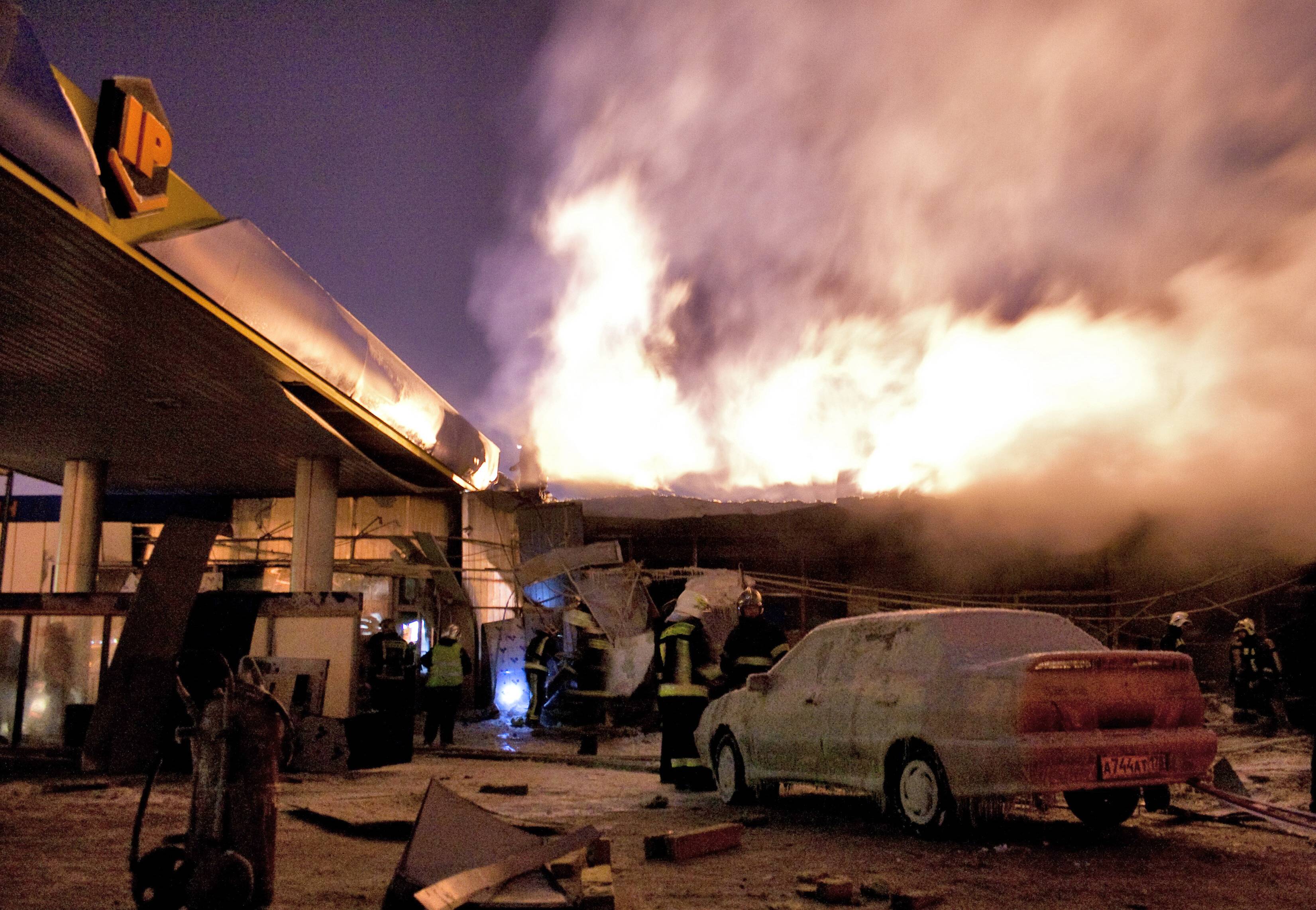 Schwere Explosion mitten in Duisburg - riesige Stichflamme direkt neben Tankstelle schockt Anwohner!