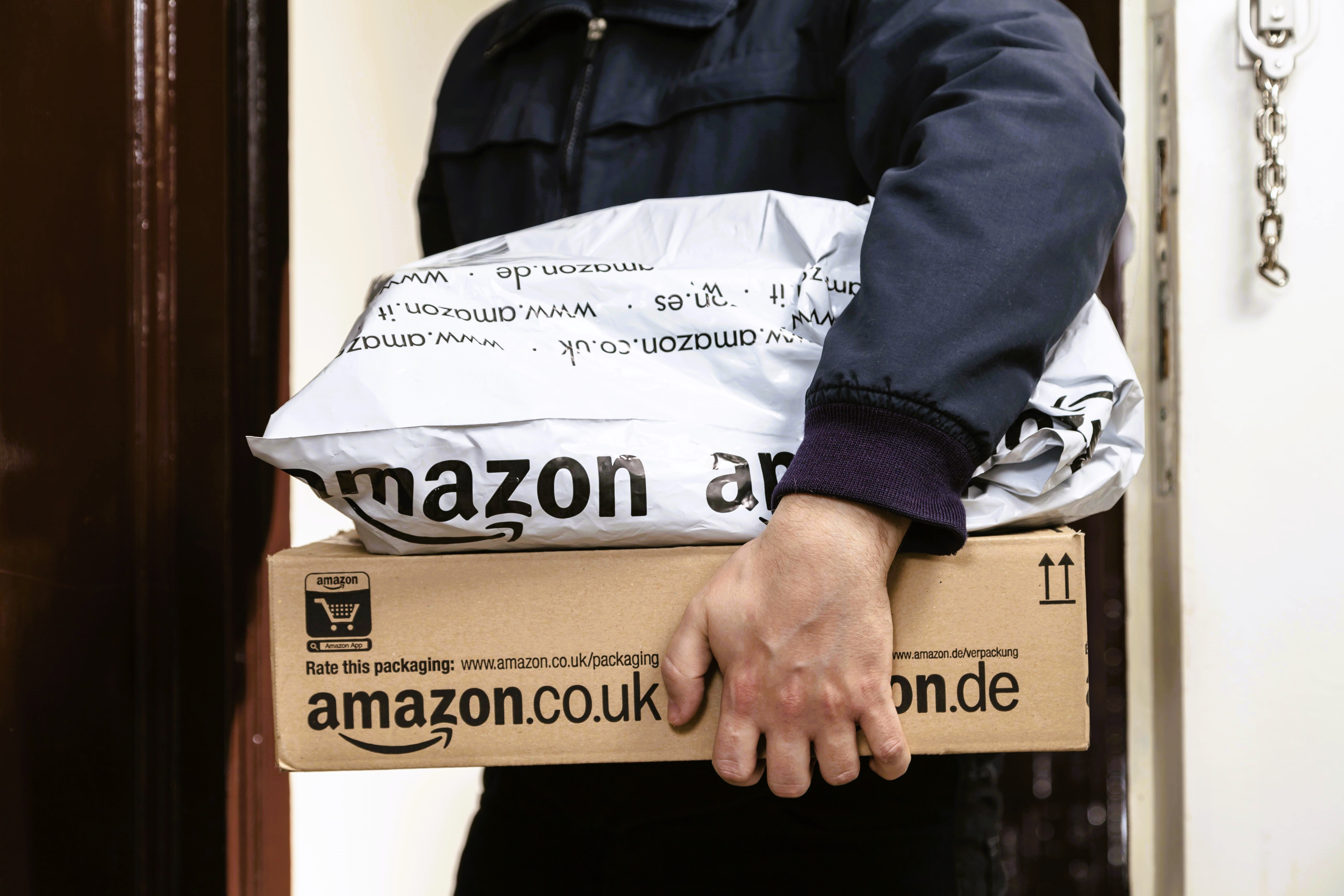 Amazon Paketmitarbeiter tot! Todesfall bei Amazon! Paket-Mitarbeiter stirbt - Arbeit geht ohne Unterbrechung weiter!