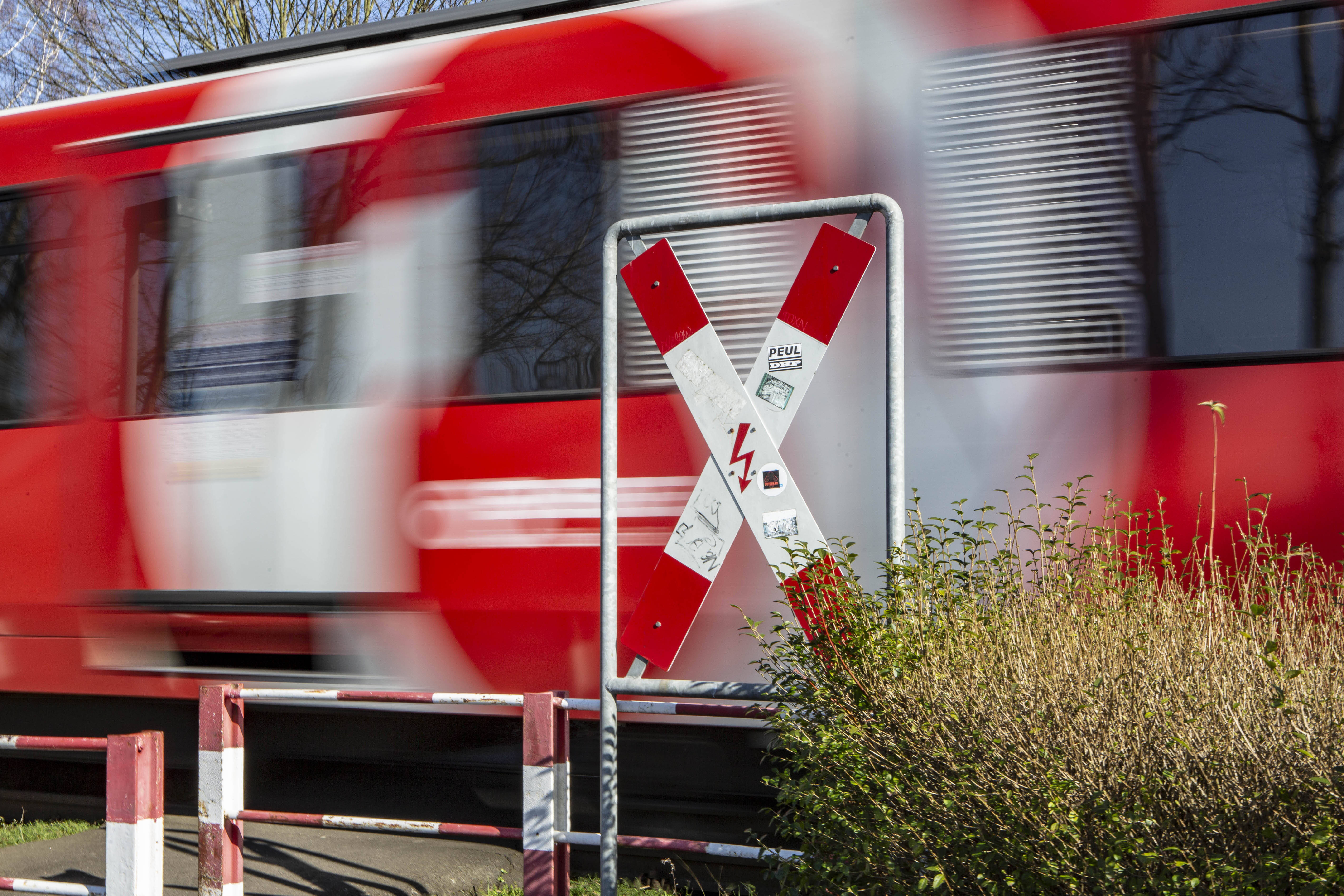 Schweres Bahnunglück in NRW!  2 Personen von Zug überrollt und getötet