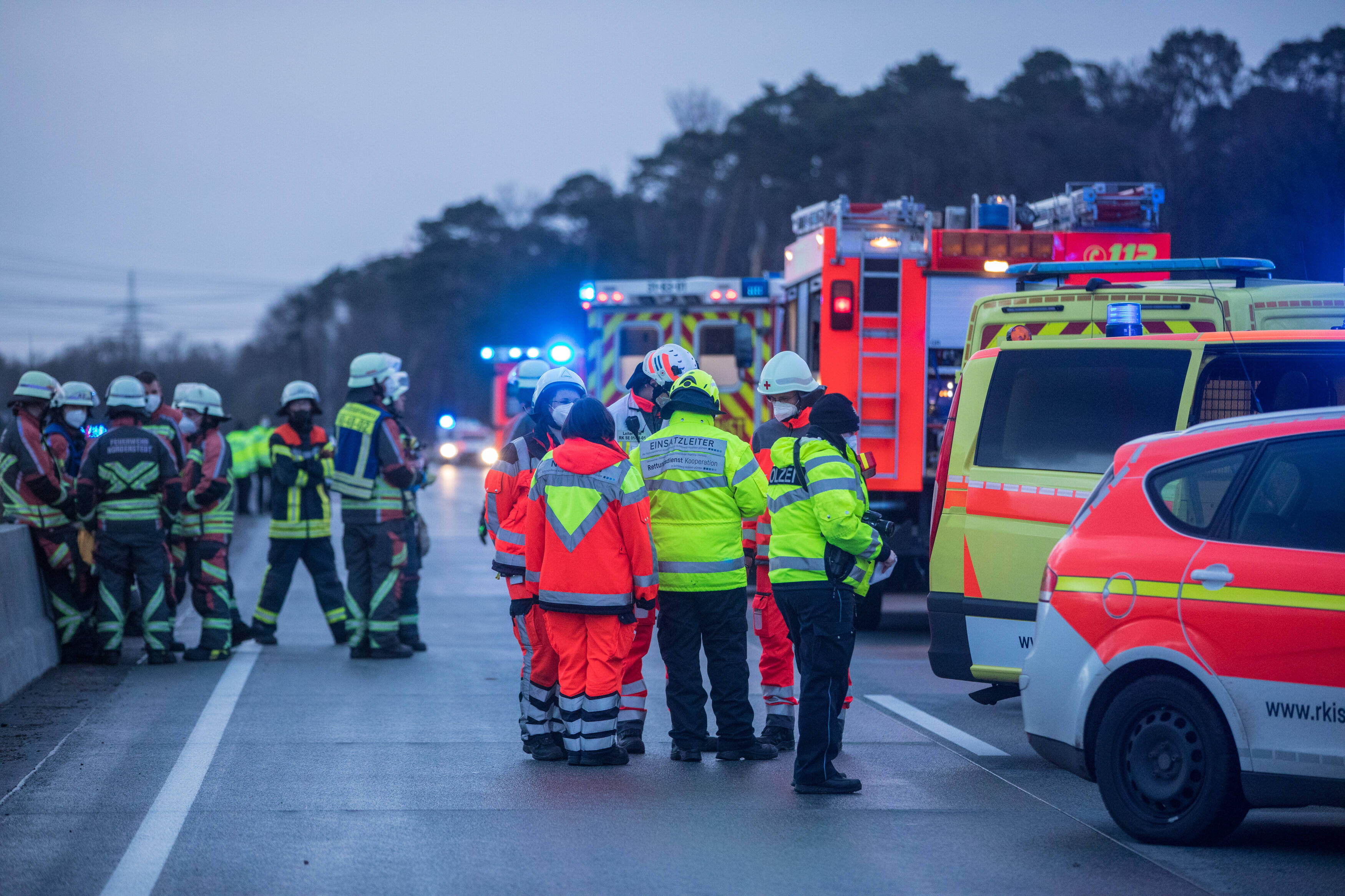 Autofahrer verursacht Unfall wegen rücksichtslosem Verhalten auf der Autobahn und flieht!