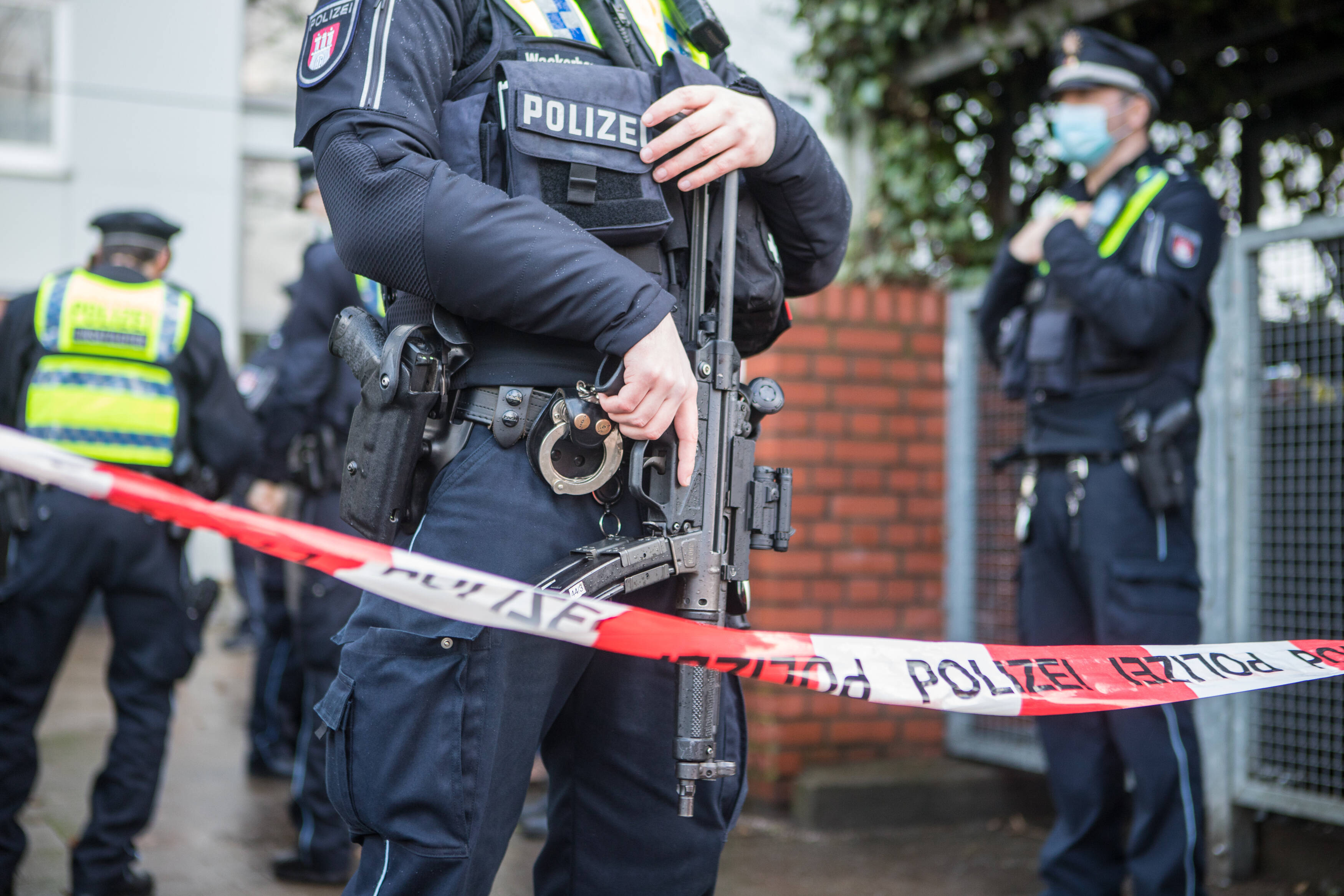 SEK-Einsatz in Essen - Lage unklar! Schwerbewaffnete Polizisten stürmen Wohnung und sperren Straßen!