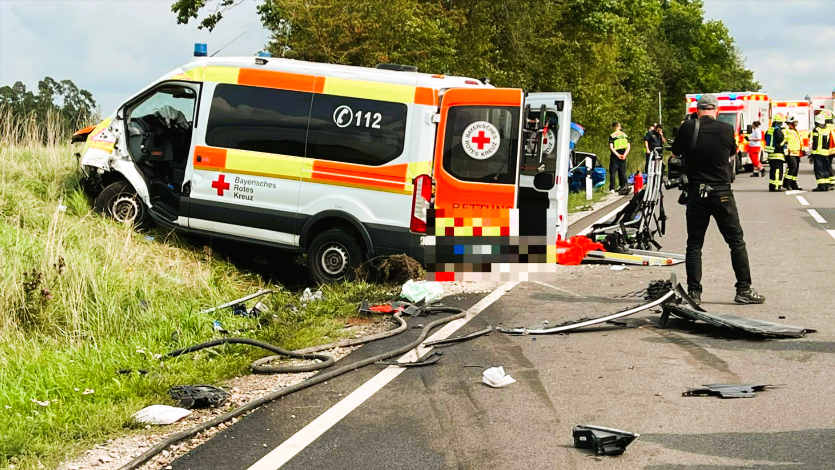 3 Todesopfer bei schlimmem Unfall - Krankenwagen kracht in den Gegenverkehr!