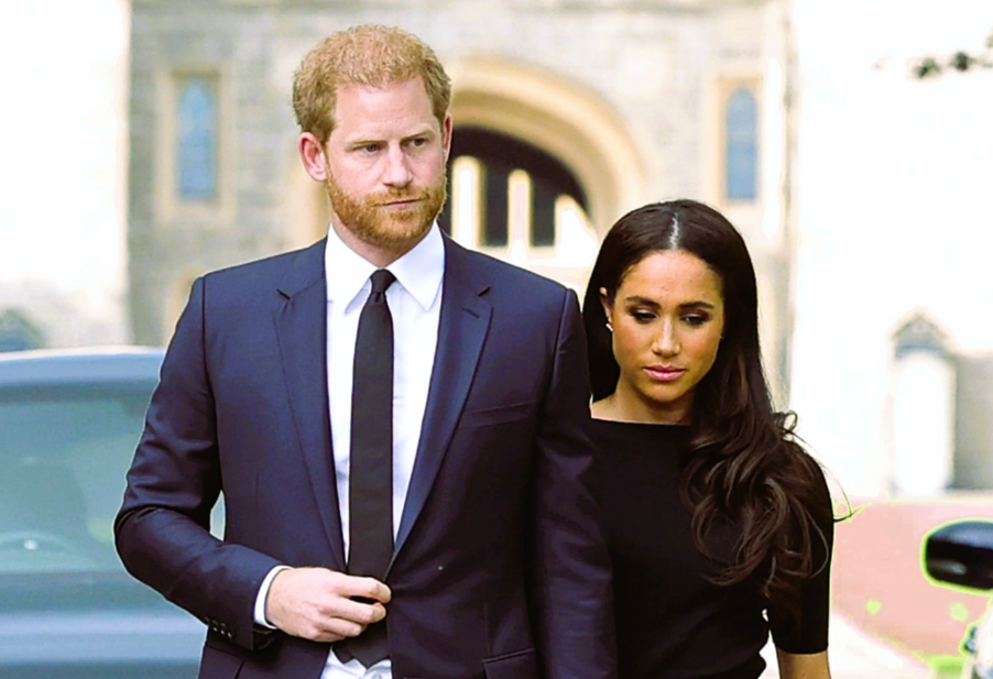 Prinz Harry trauerte alleine am Grab seiner verstorbenen Großmutter - Am 1. Todestag der Queen.