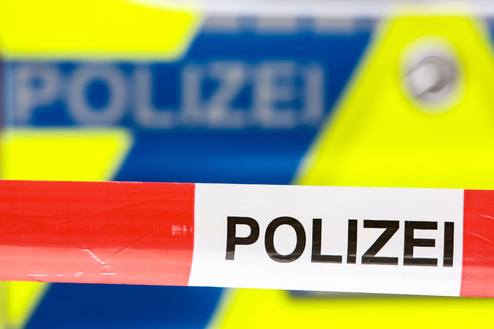 Weil Sie nicht abtreiben wollte! Junge Frau von Schwiegervater mit Hammer attackiert