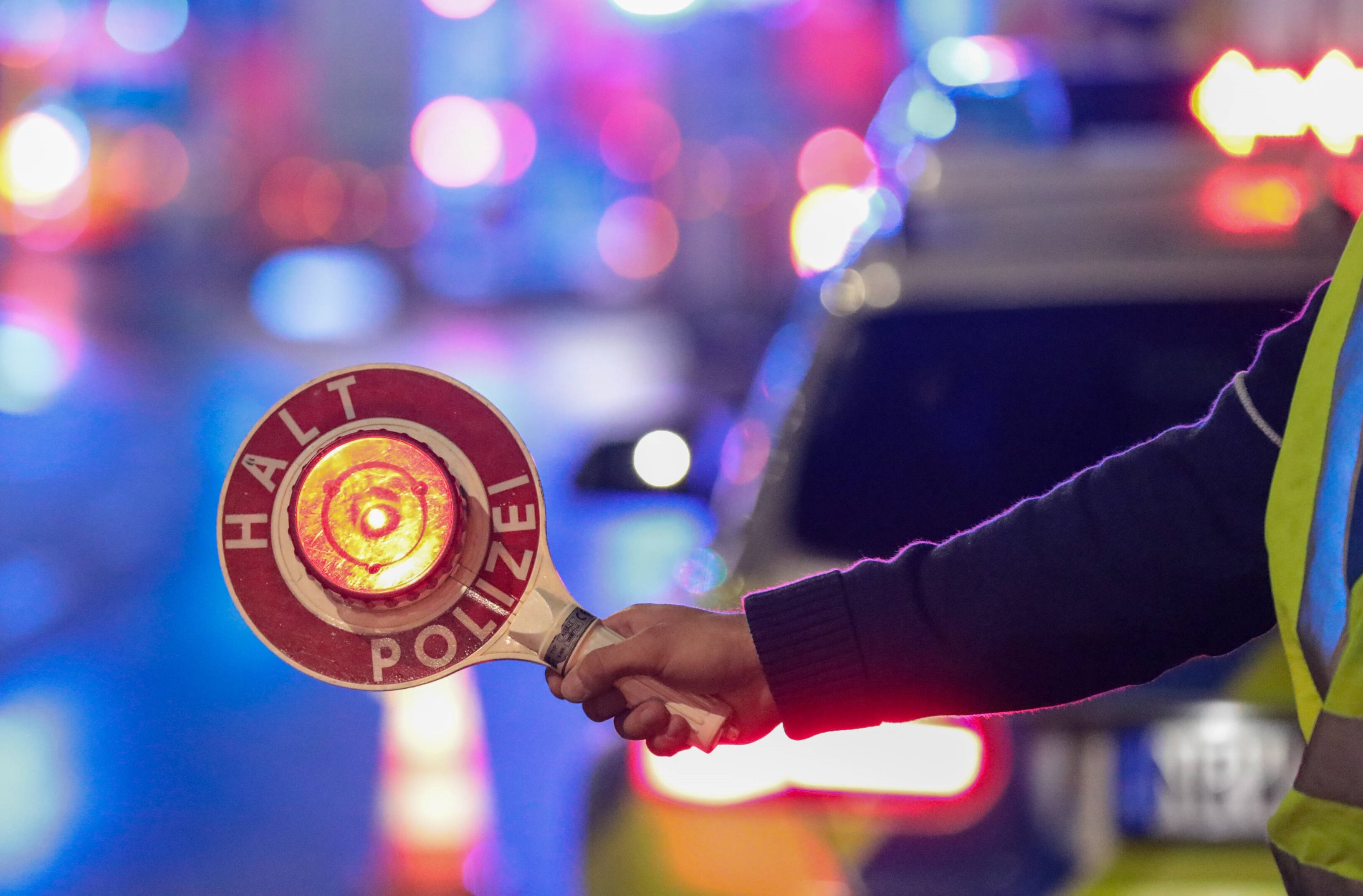 Amokfahrt! Mann rast mit Auto auf Polizisten zu - Beamten müssen Schüsse abfeuern!