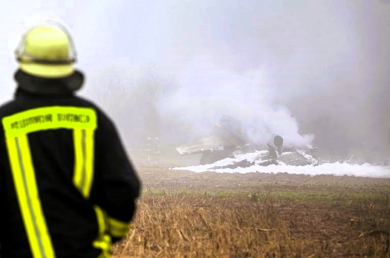 Flugzeugabsturz - 4 Menschen sterben! Rettungskräfte eilen zur Unglücksstelle! 
