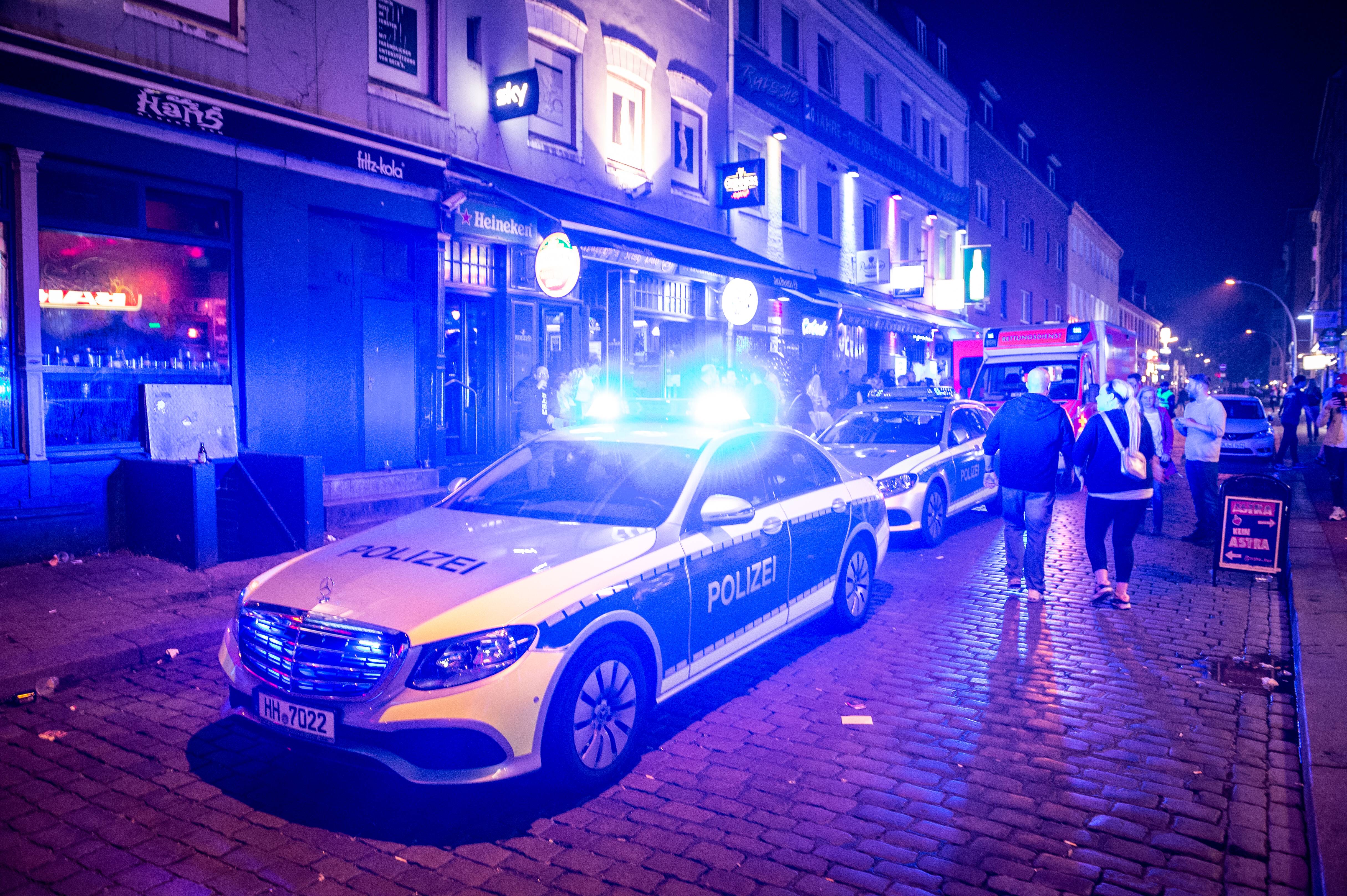 Amokalarm in Café! Mann schlägt mit Hammer auf die Gäste ein, mehrere Verletzte, teilweise schwer!