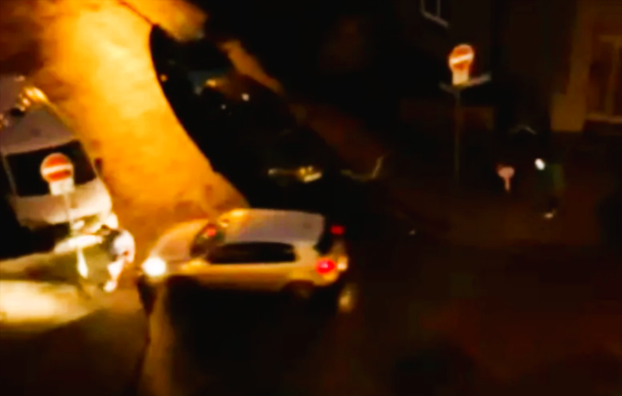 Mordversuch mit VW Golf! Mann will Verwandten überfahren und rast in Fußgänger Gruppe!