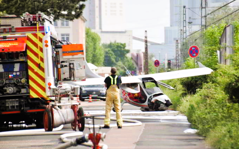 Kleinflugzeug stürzt neben Bahntrasse auf Straße! Schweres Flugzeugunglück bei Mannheim!