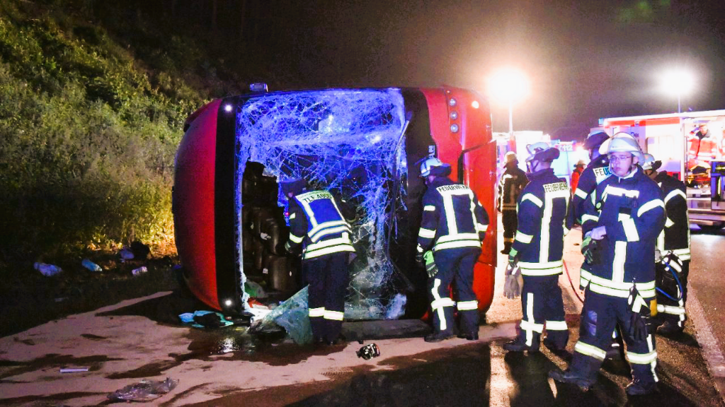 LKW rammt Bus mit Schulkindern! Schlimmer Unfall, mehrere Kinder verletzt!