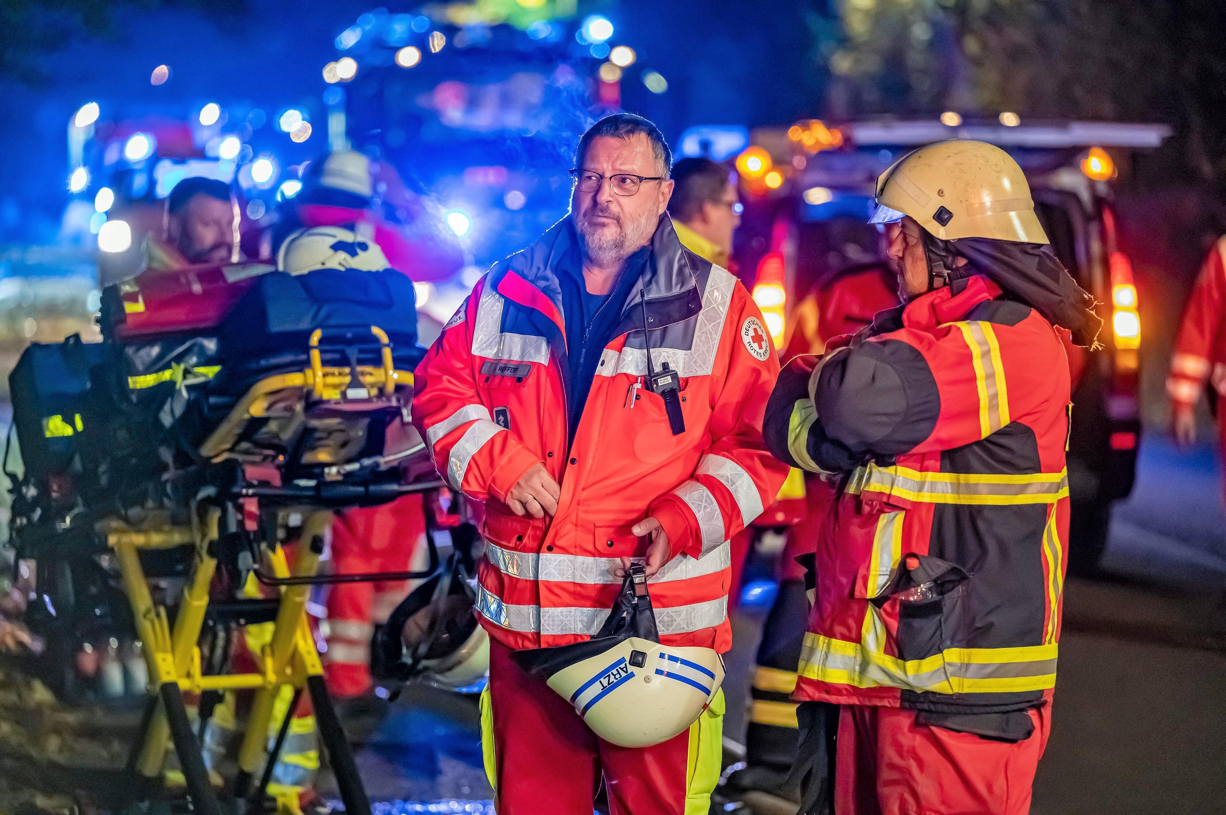 Auto rast in Menschengruppe bei Stadtfest! Er war auf der Flucht vor der Polizei - unfassbare Szene.
