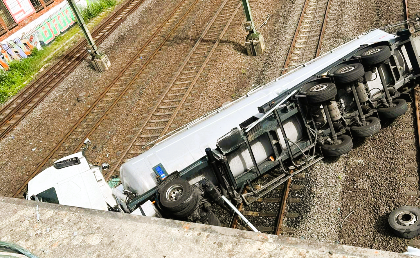 Eilmeldung! LKW stürzt von Brücke auf Bahngleise - Bahnchaos nach schwerem Unfall!