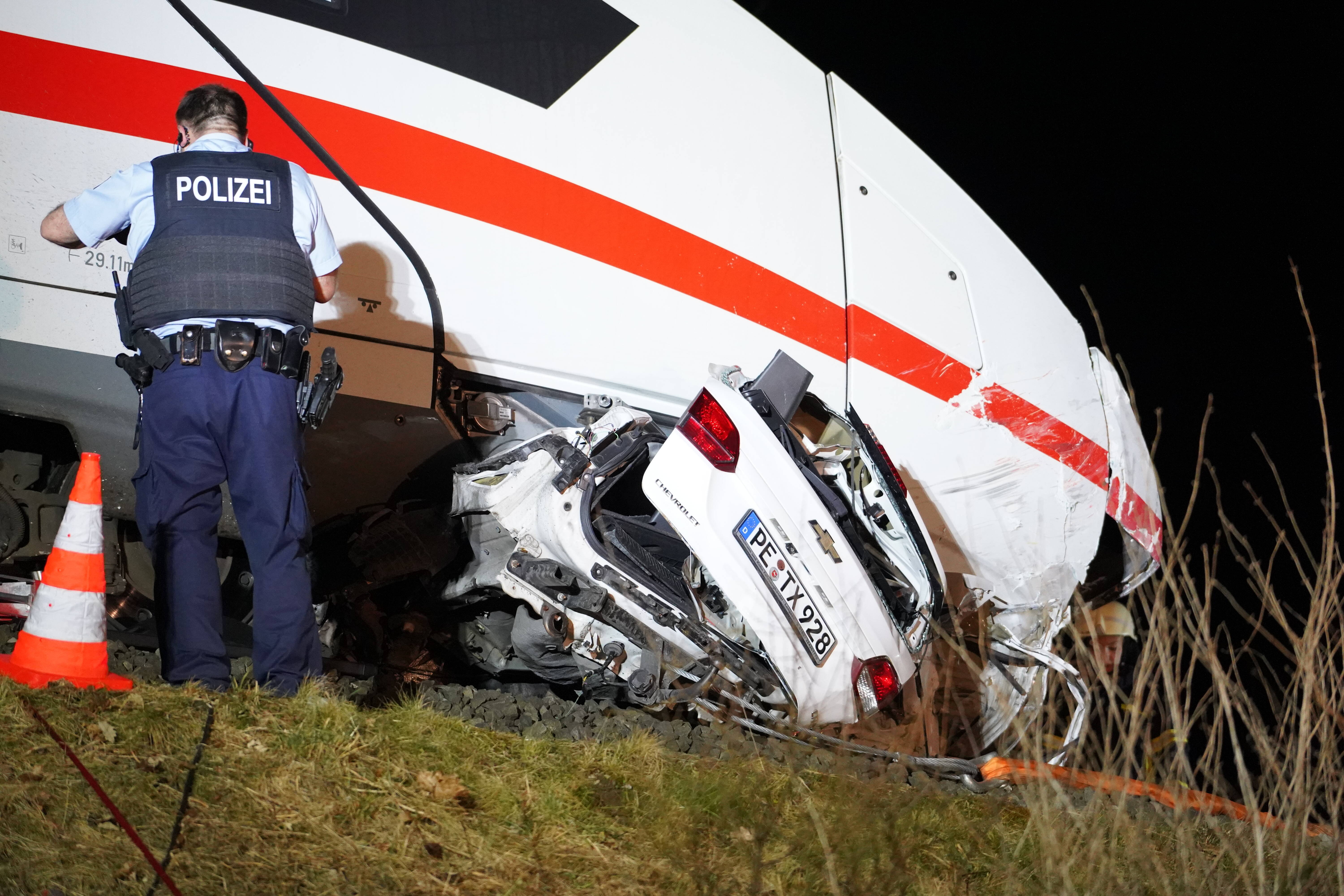 ICE-Unfall! Hunderte Fahrgäste stundenlang in ICE gefangen - im Dunkeln