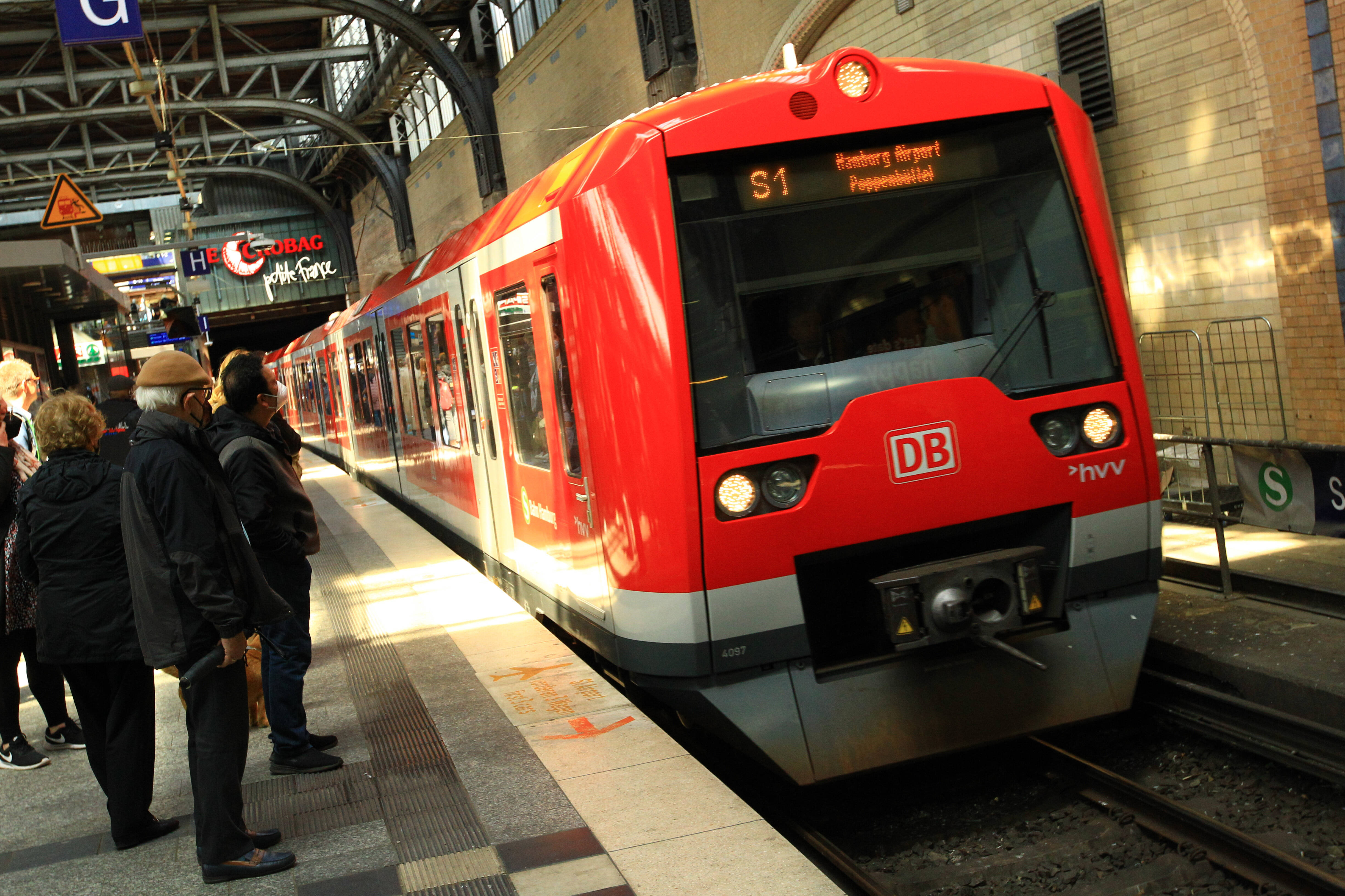 Bombenanschlag auf Thüringer Bahnhof - Hakenkreuz-Bomber gefasst!