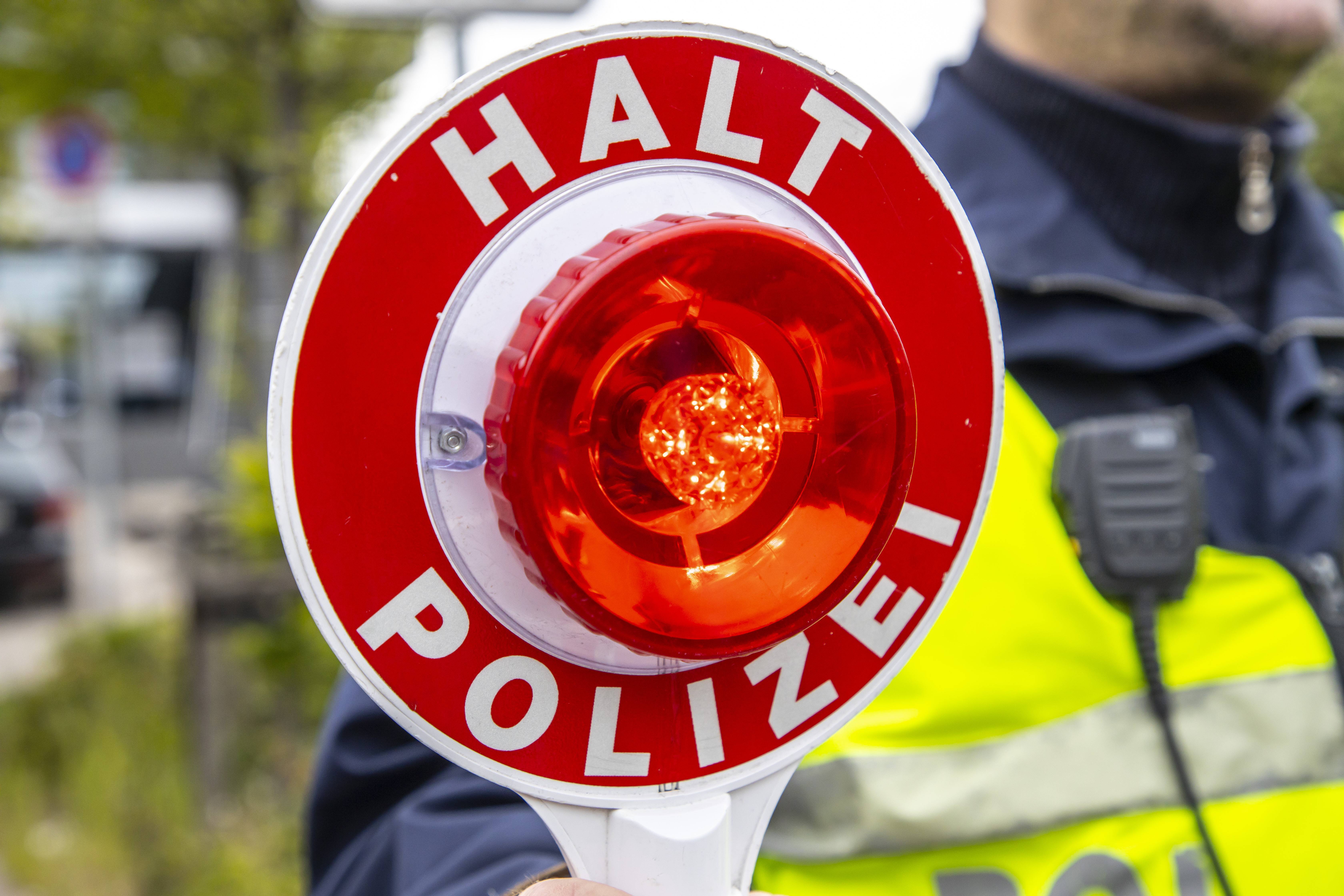 Polizei sucht Zeugen! Frau stirbt nach Unfall - Fahrer flüchtet einfach von der Unfallstelle!