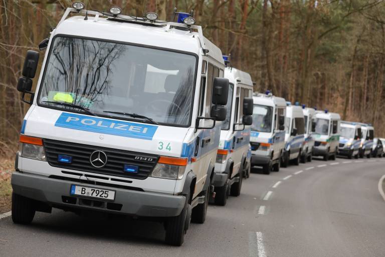 Messerattacke an Schule! Großeinsatz der Polizei – Schüler von 2 Tätern attackiert und verletzt!