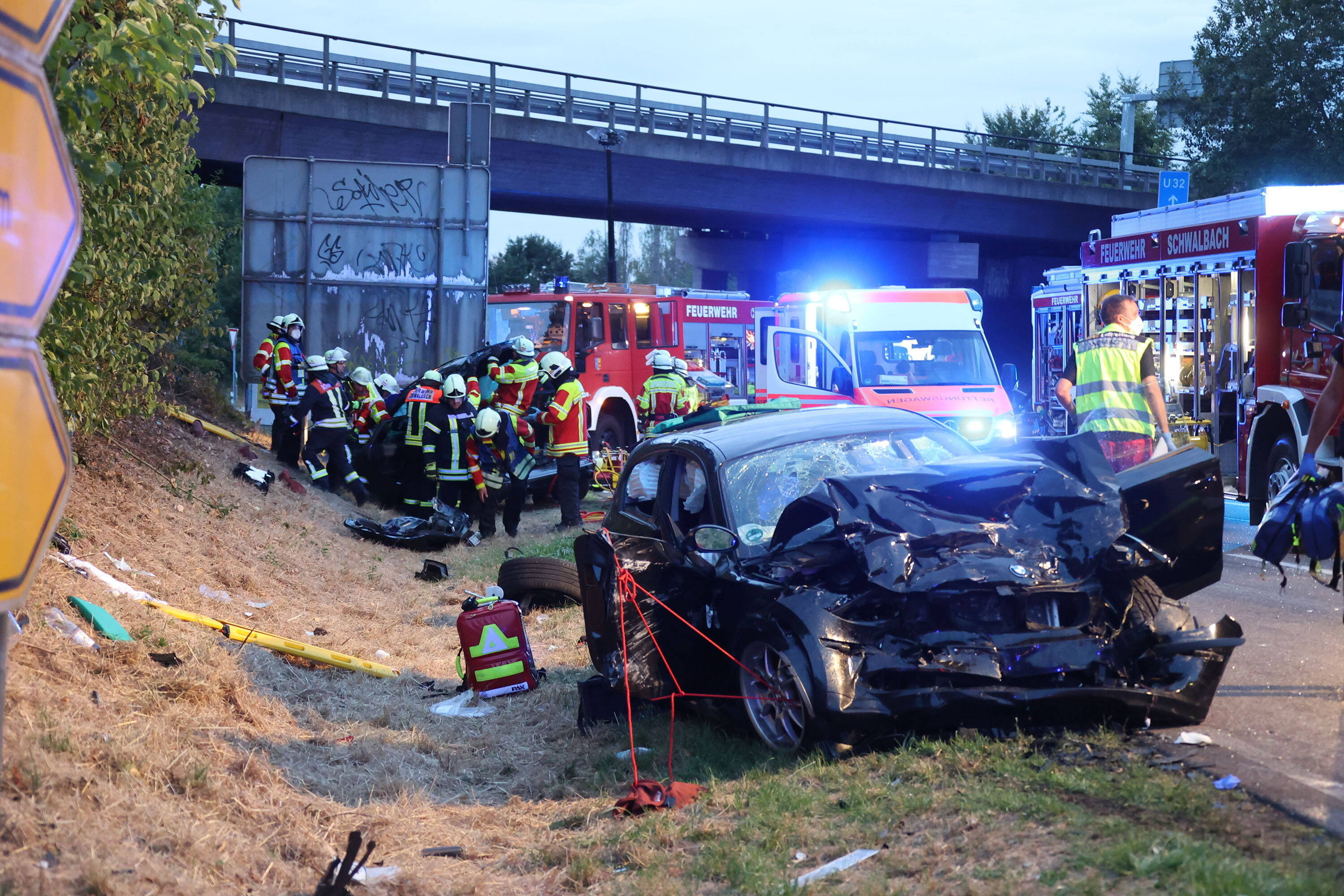 Schwerer Unfall! Baby und Trucker sterben bei Unfällen an einer Autobahnbaustelle!