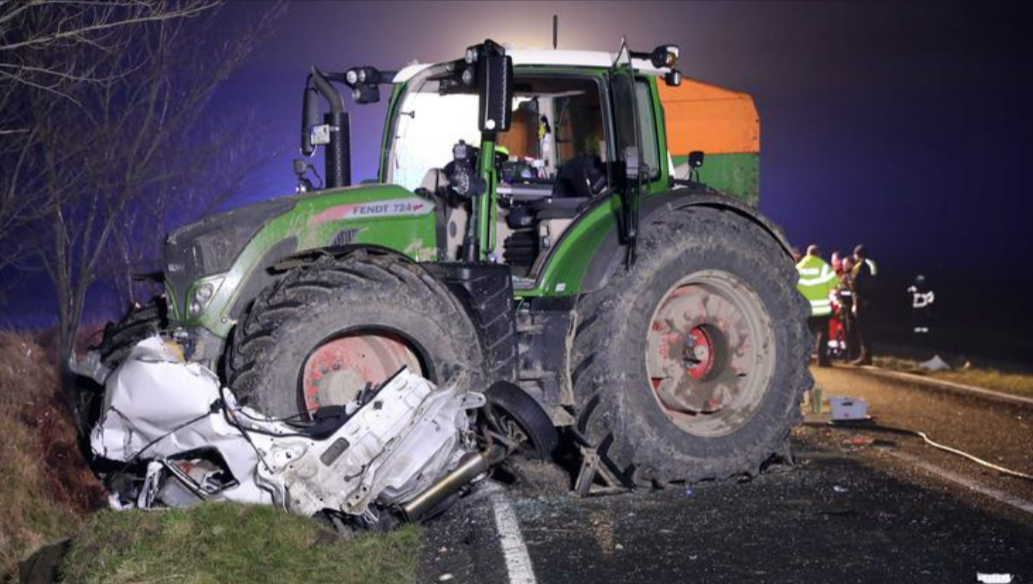 Schock-Unfall - Traktor zermalmt PKW - Fahrer hat keine Überlebenschance! Landstraße gesperrt!