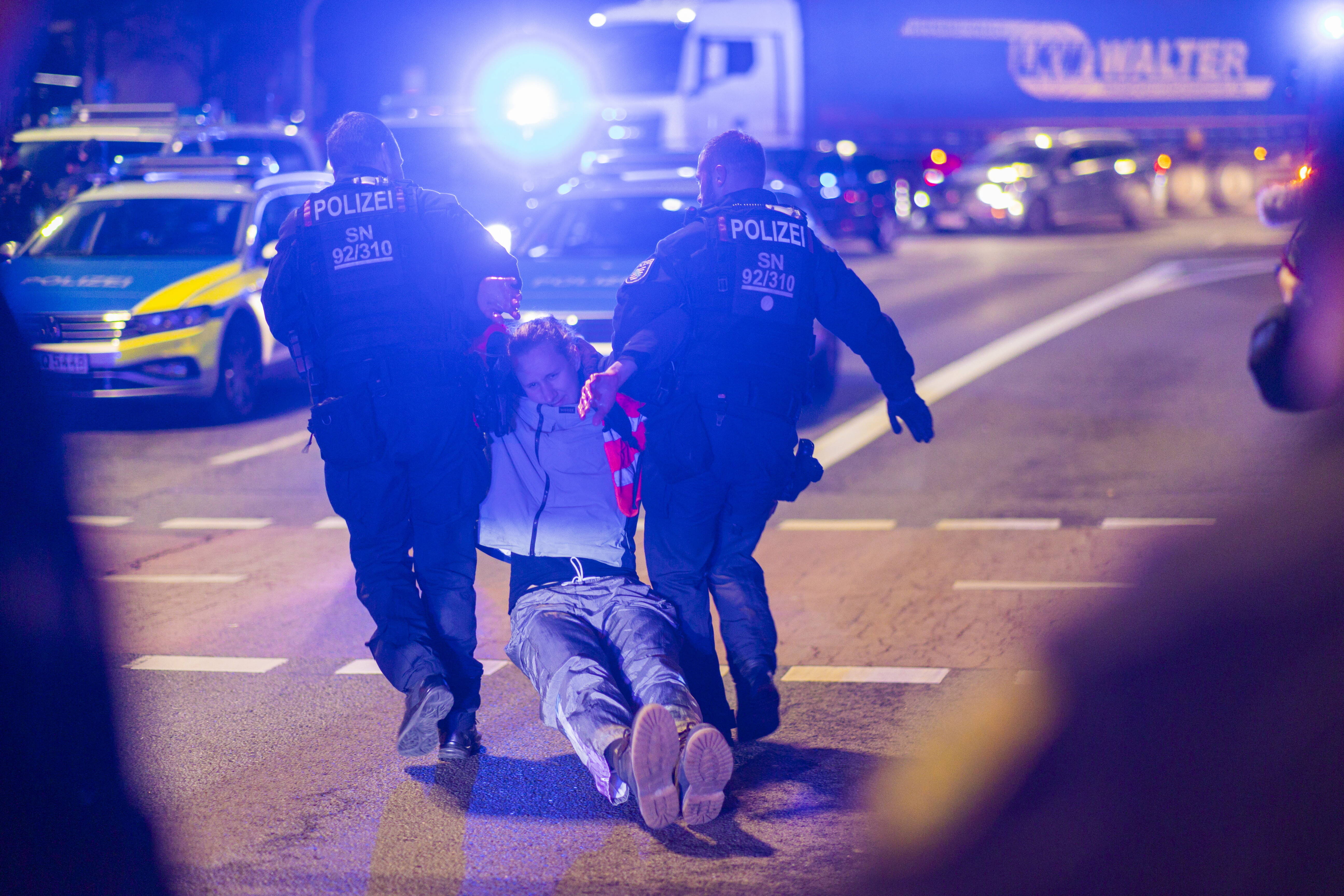 Warnschüsse! Mob greift die Polizei an - Beamte müssen mehrere Schüsse abgeben!