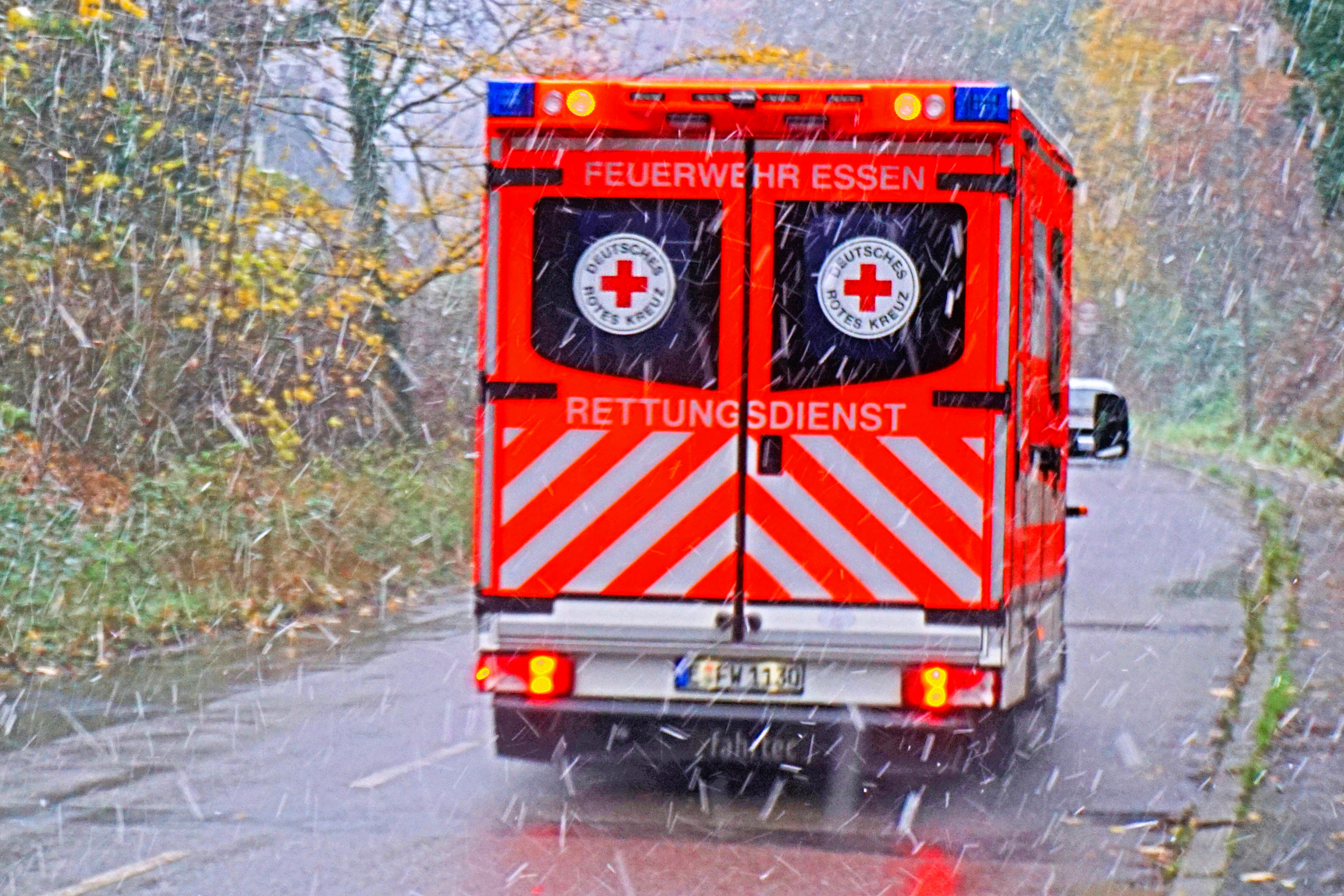 300 Kilo Mann muss mit Kran von Feuerwehr aus Haus gehievt werden - medizinischer Notfall!