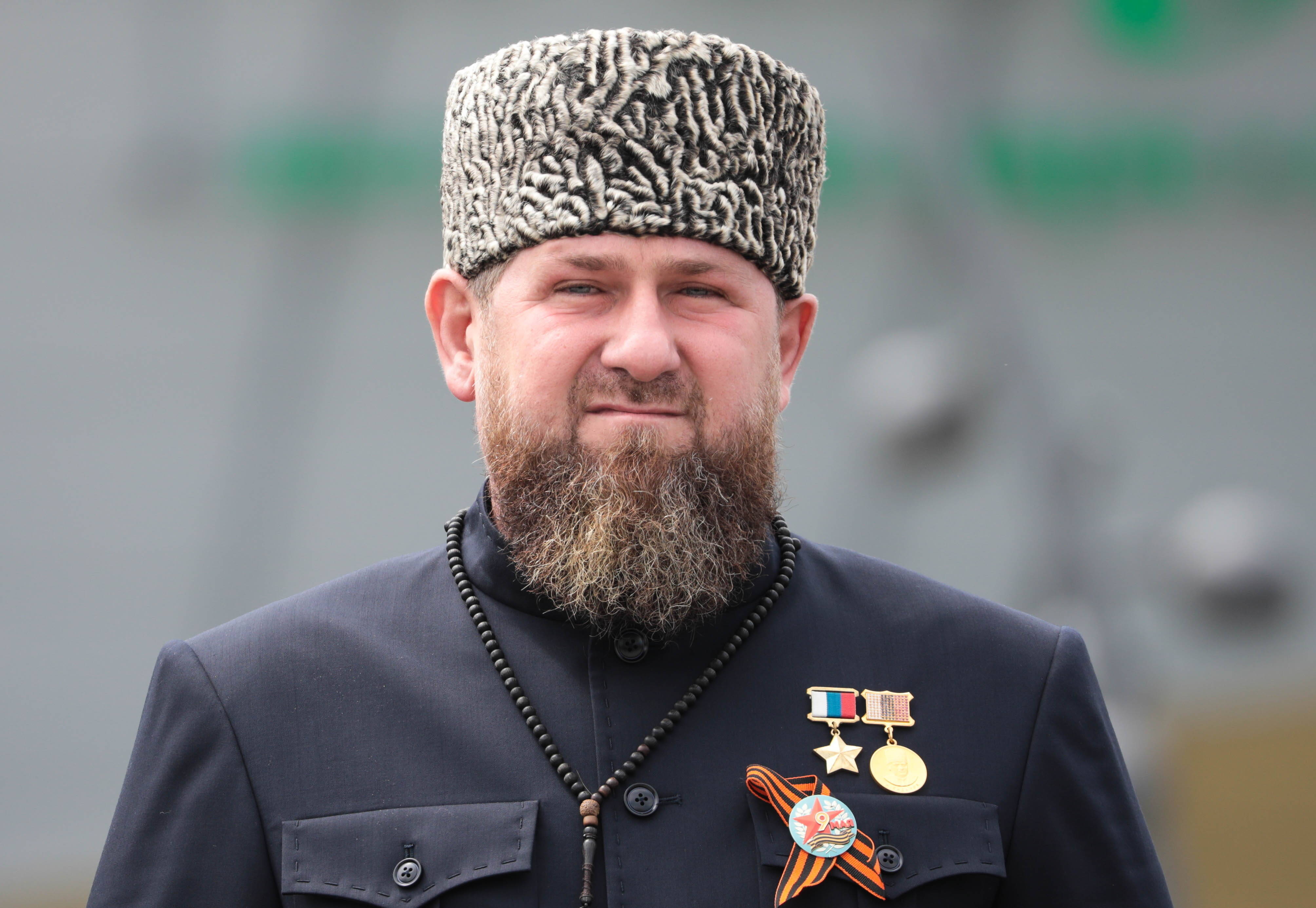 Peinliches [Video]▶️ schockt Russland! Zitternder Bluthund Kadyrow sitz vor Putin und hat Angst