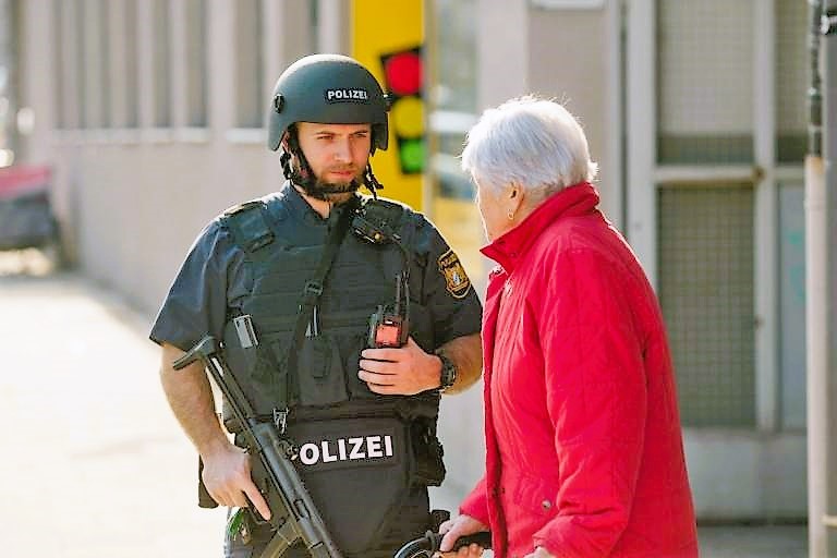 Messerangreifer in Kölner Innenstadt! Schockierende Bilder! Messer-Mann machte Jagd auf Passanten!