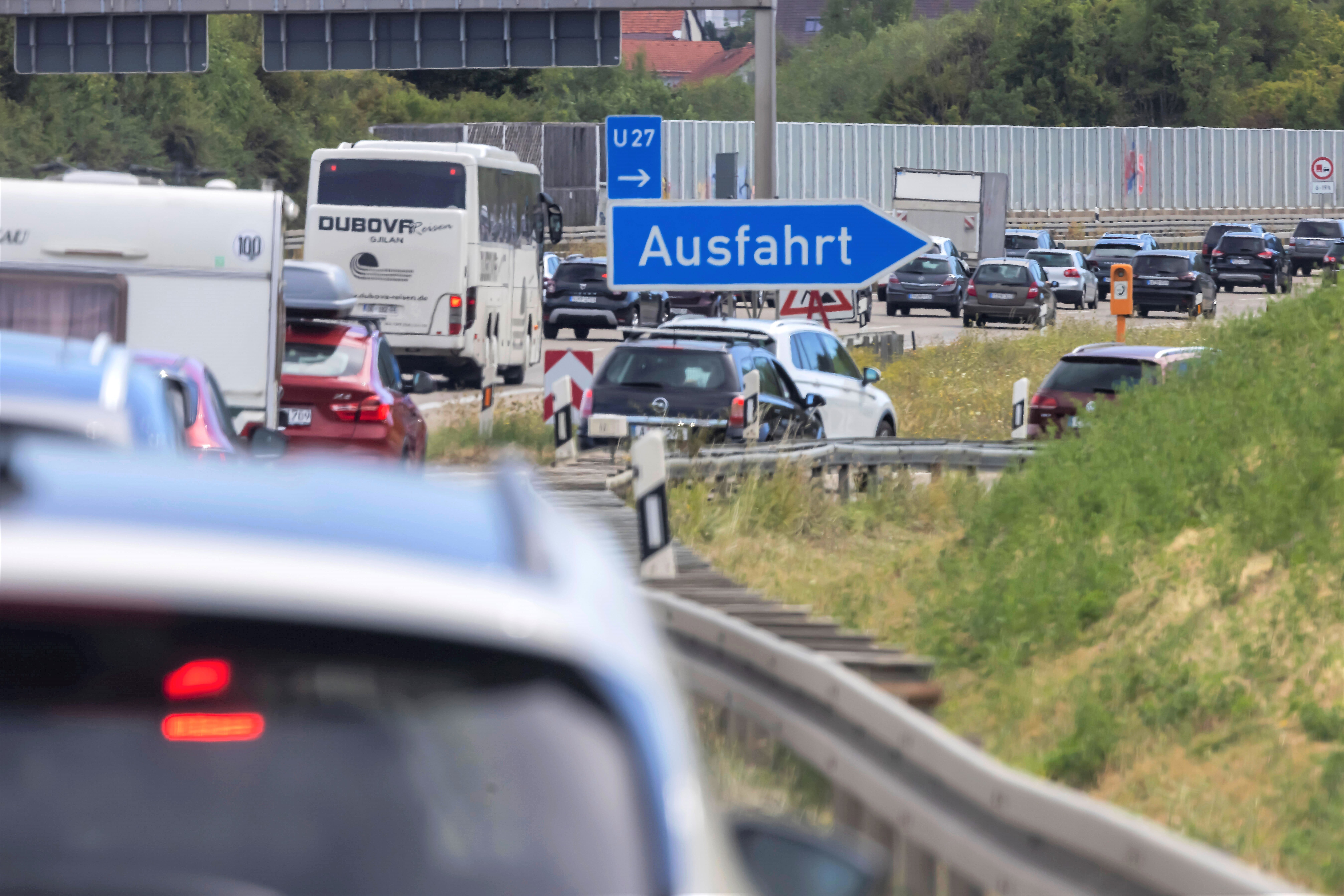Vollsperrung auf der Autobahn! Unfall mit Schwerlasttransporter verursacht Verkehrschaos