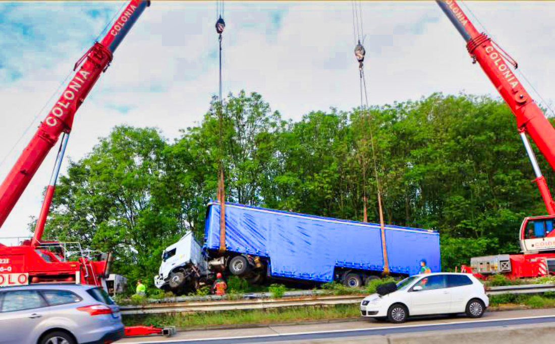 Schwerer LKW-Unfall! VOLLSPERRUNG auf der AUTOBAHN - Autobahn von Gummibären stillgelegt