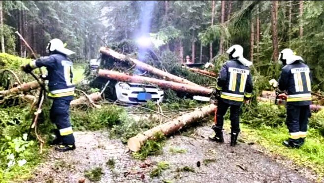 Katastrophenalarm in Bayern! Nach schweren Unwettern - Gemeinde ruft um Hilfe, 80% der Häuser beschädigt