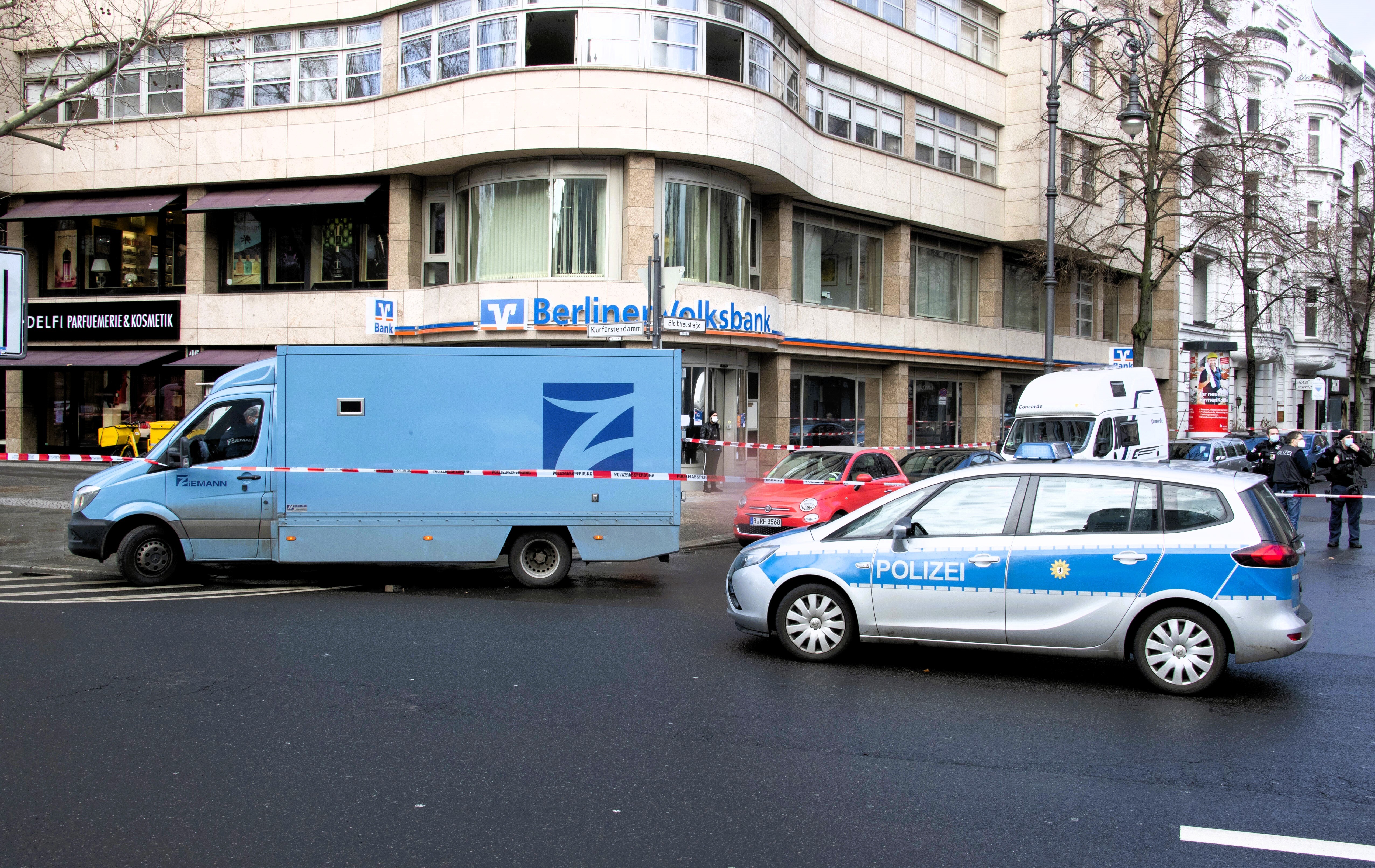 Raubüberfall auf Geldtransporter! Bewaffnete Täter auf der Flucht - Polizei warnt!