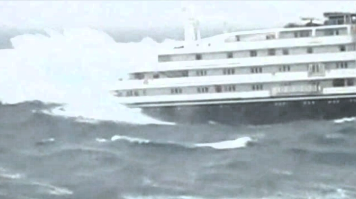 Horror an Bord eines Kreuzfahrtschiffs - Riesenwellen machten Kreuzfahrt zum Alptraum