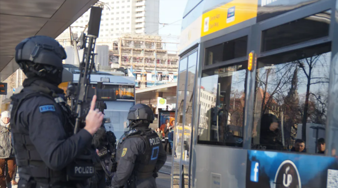 Amokalarm! Wieder Schule evakuiert! Großeinsatz der Polizei wegen möglicher Gefährdung