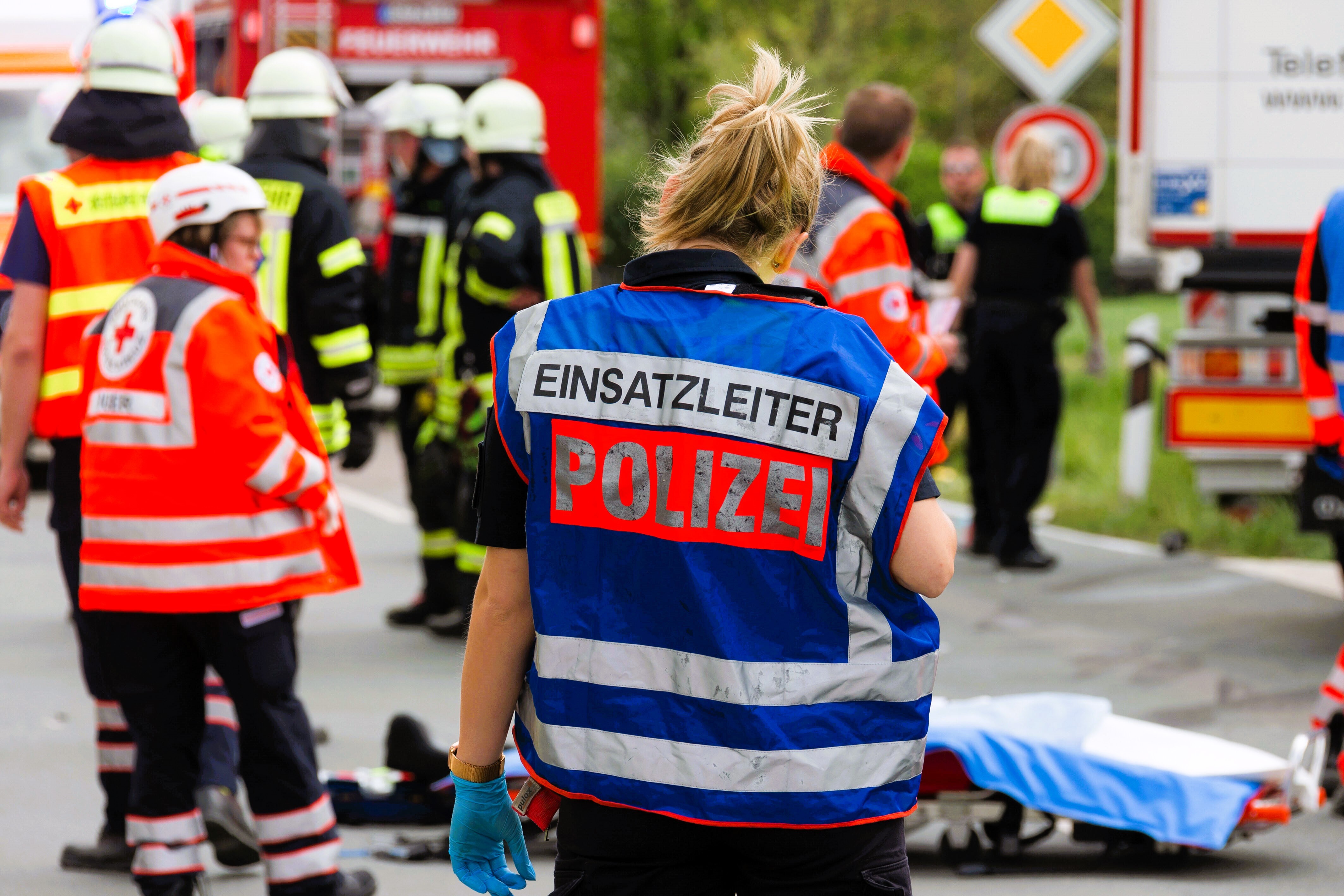 Rettungswagen kracht gegen einen Baum! - 4 Verletzte nach verunglücktem Überholmanöver